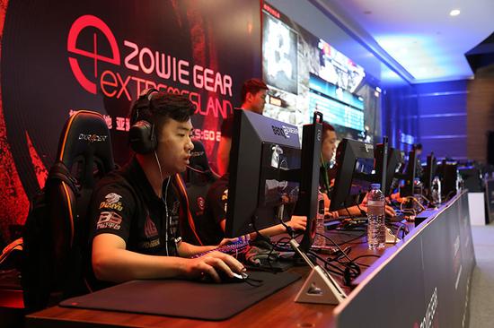 保持高度的 保持高度的